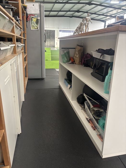 Balcão de recepção com prateleiras