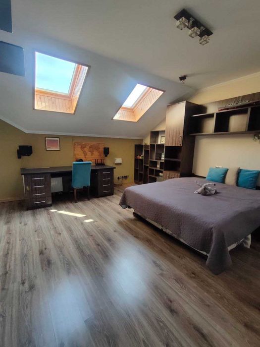 Унікальний будинок з власним парком і озером