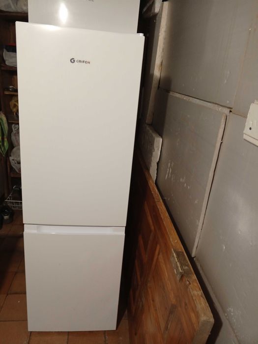 продам 2 х камерный холодильник GRIFON новый