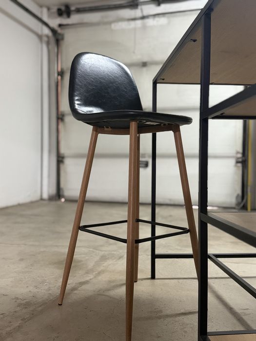 Mesa alta com cadeiras