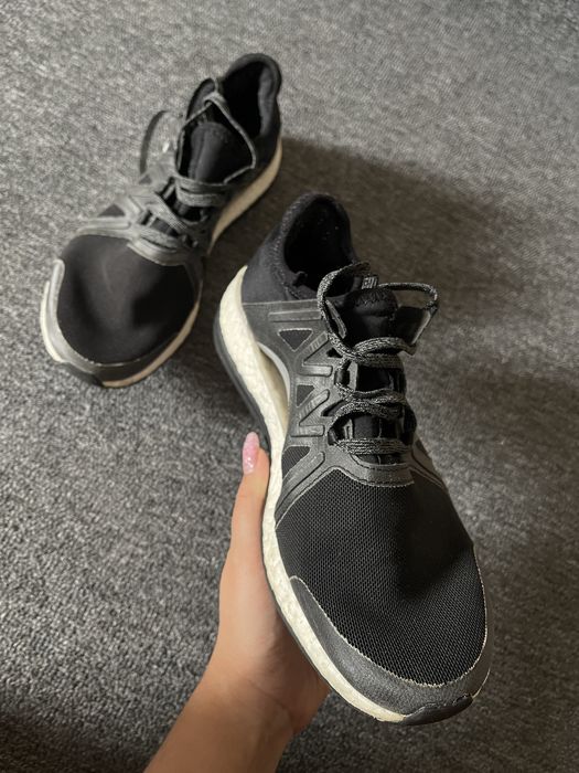 Czarne buty do biegania adidas pure boost endless energy