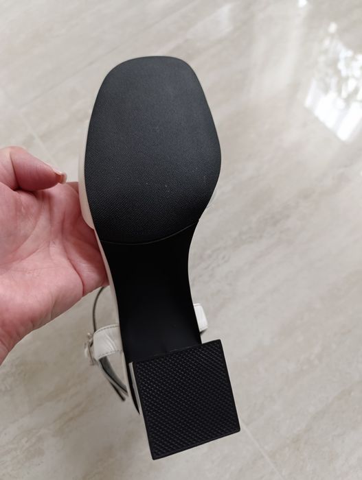 Босоніжки шкіряні 35р