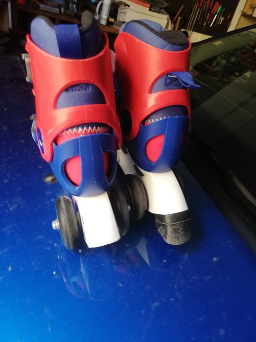 Patins com rodas.