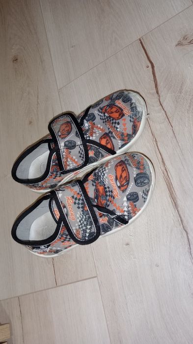 Kapcie tenisówki dla chłopca Renbut 26 skórzana wkładka auta