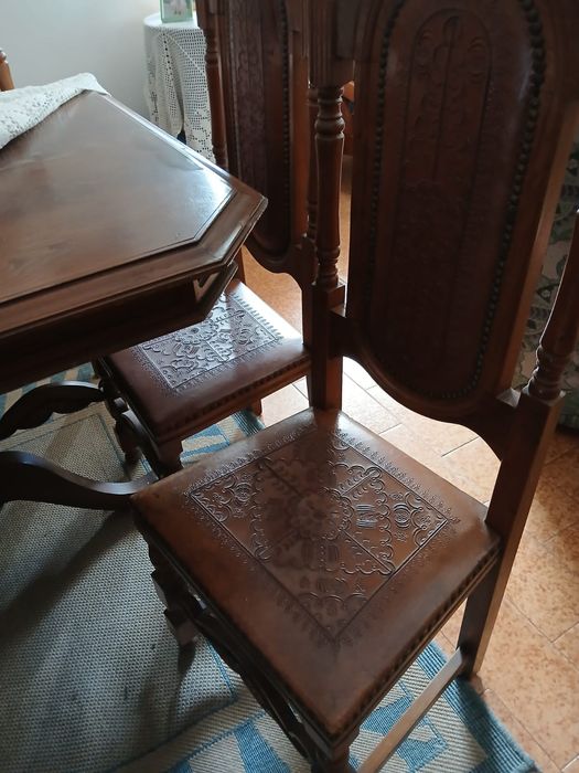 Mesa e 8 cadeiras com 80 anos