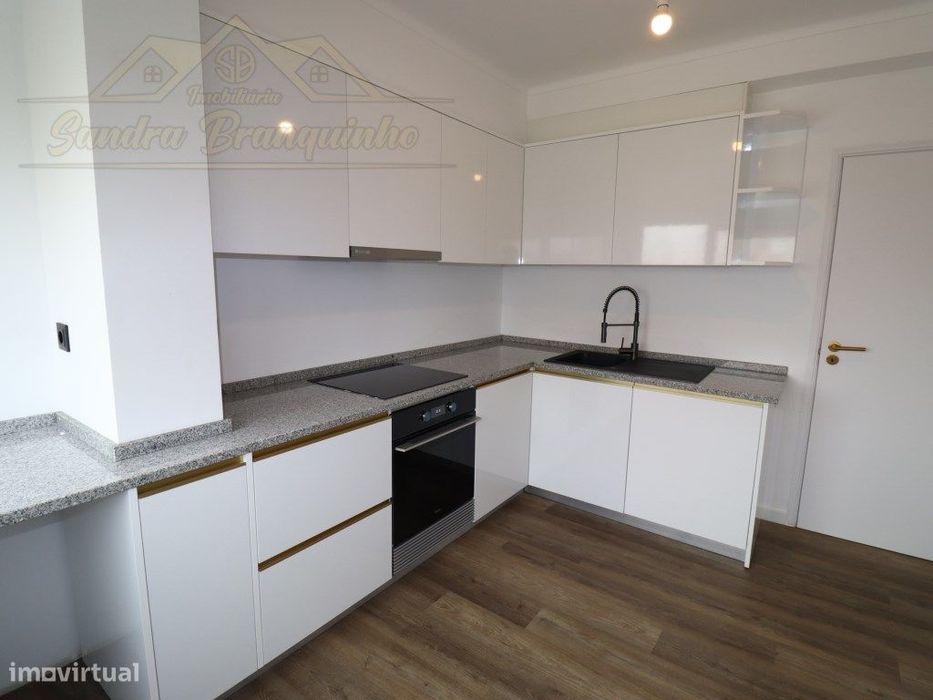 Apartamento T2 RENOVADO em Santa Cruz — Silveira, Lisboa