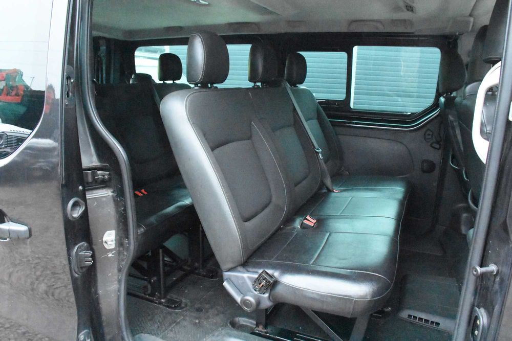Renault Trafic 3 2017 - wnętrze fotele podsufitka tapicerka wykładzina