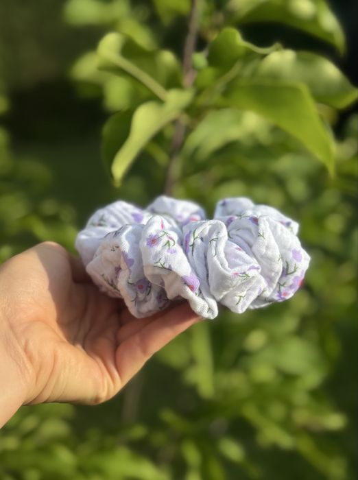Gumka do włosów wzor kwiatki scrunchie ozdoba