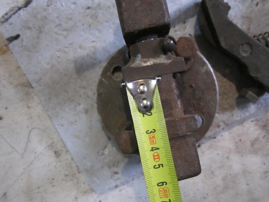 Струбцина ліва на фото.