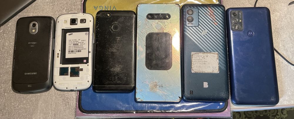 В продажі лот телефонів всі вмикаються та працюють