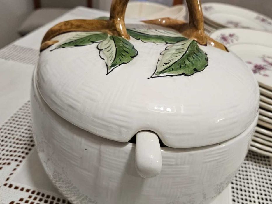 Terrina da sopa pintada à mão com relevos
