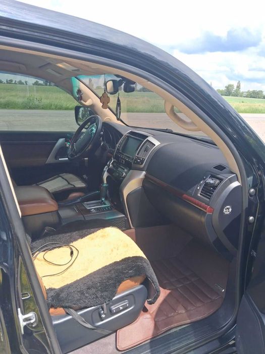 Toyota Land Cruiser комплектації Brownstone