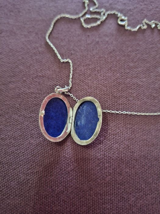 Colar com medalhão antigo