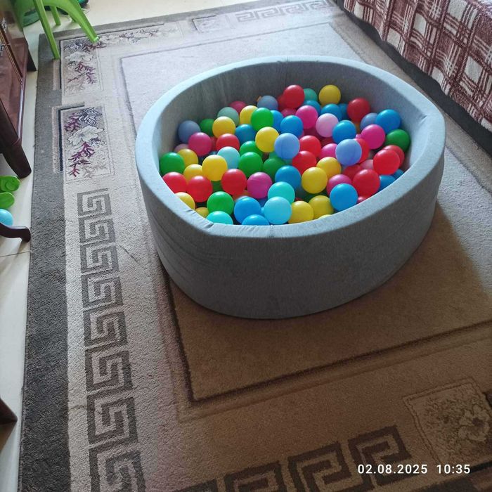 Сухий бассейн з кульками