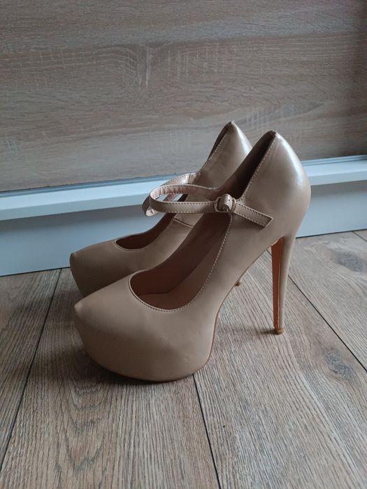 Kremowe szpilki z paskiem