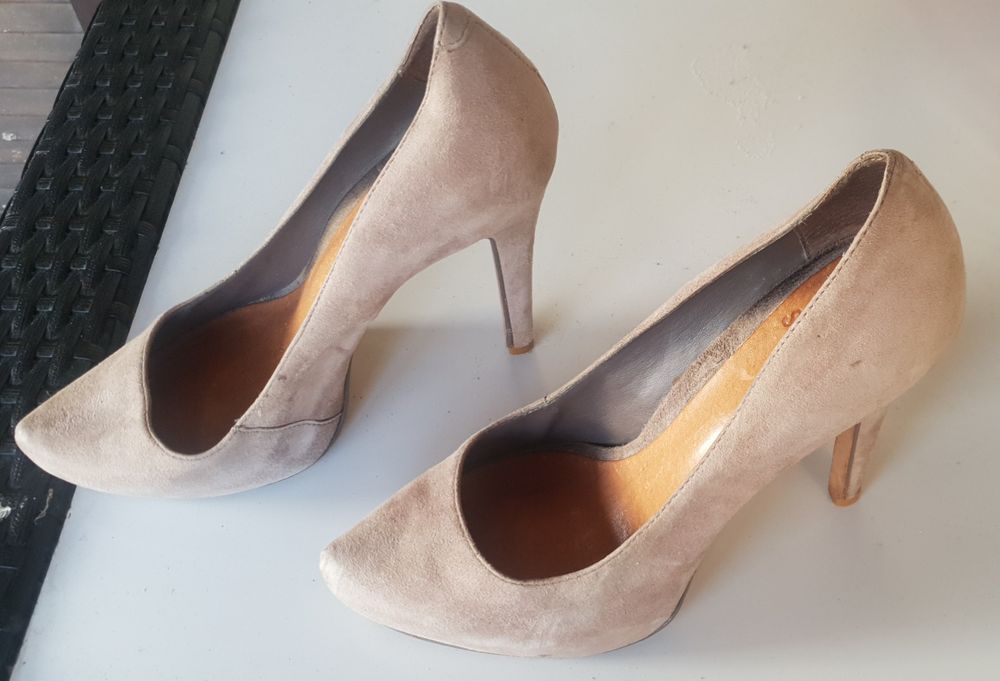 Sapatos de salto alto bege