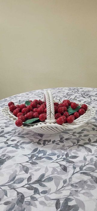 Cesto Decorativo em Porcelana com Cerejas