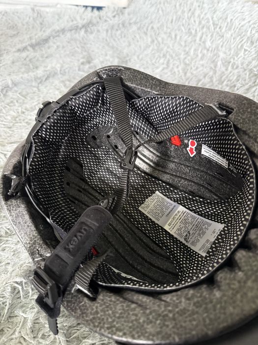 Kask Uvex exxential uszkodzony