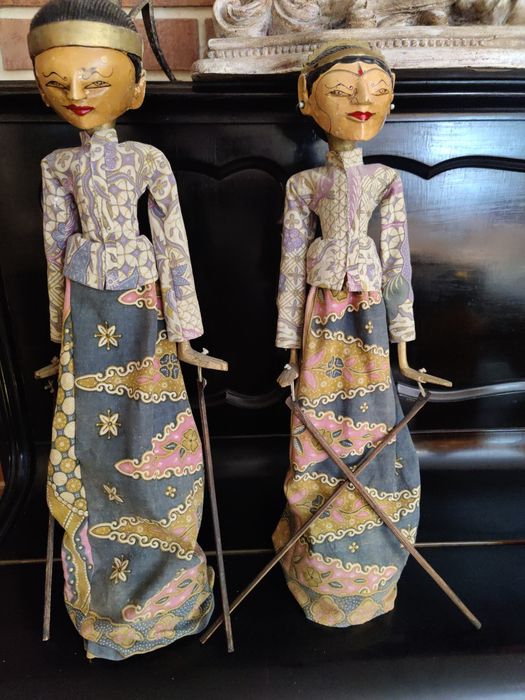 Par de Marionetas Wayang Golek Tradicionais da Indonésia