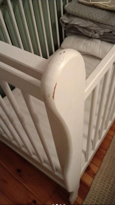 Białe drewniane łóżeczko