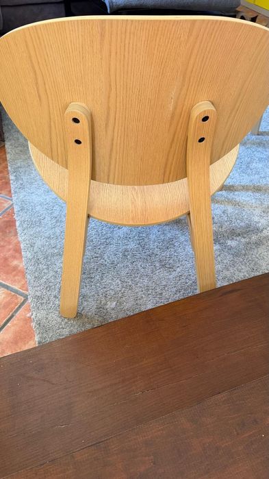 Conjunto sala composto por cadeiras e mesa