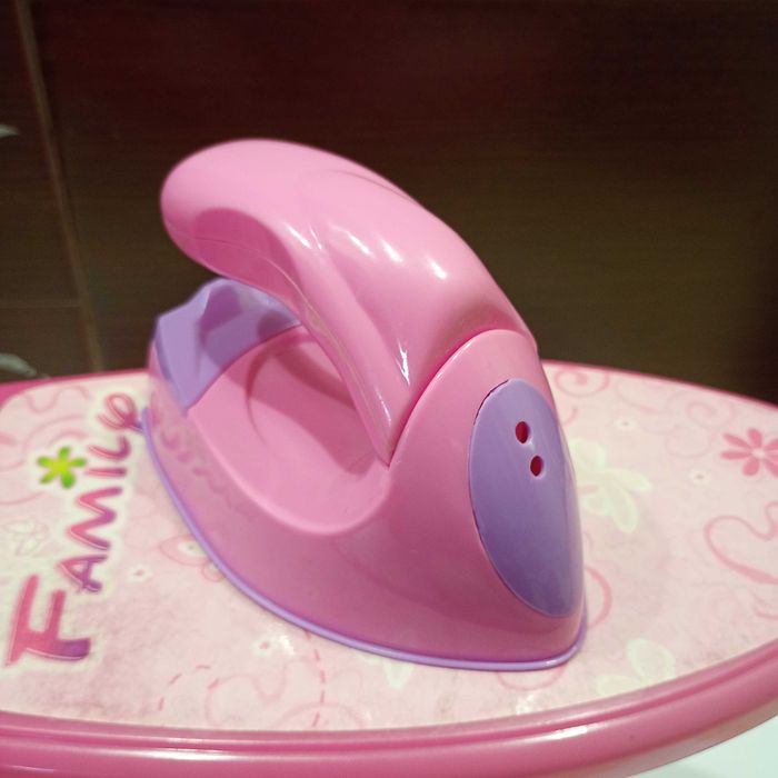 Детская гладильная доска и утюг