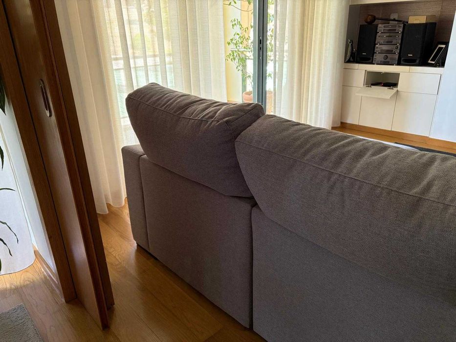 Sofá de 3 lugares com chaise longue; os 2 assentos movimentam-se para aumentar a área do assento. Carris não visíveis.