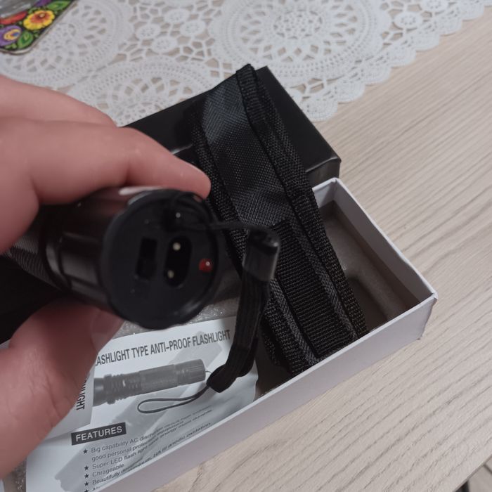 Latarka taktyczna z paralizatorem beż kabla do ładowania. Nowa!!!