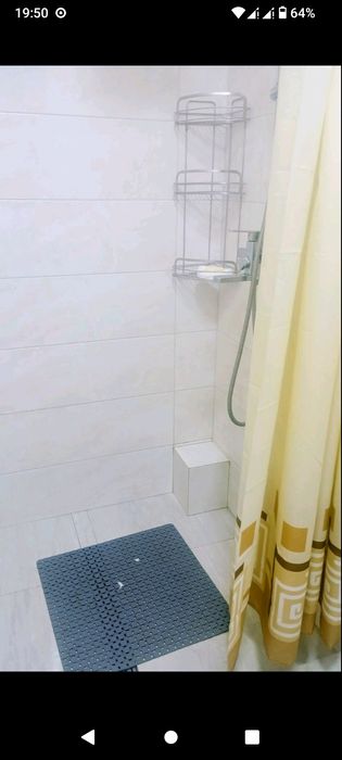 Здається 2 кімнати на окремому поверсі в будинку з телевізорами