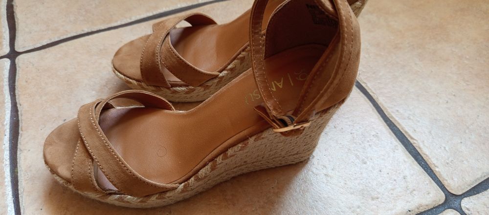 Sandały na koturnie r.39 Camel.