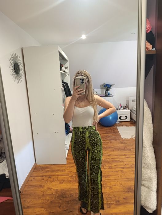 Spodnie legginsy poszerzane nogawki wężowy print nowe XS s