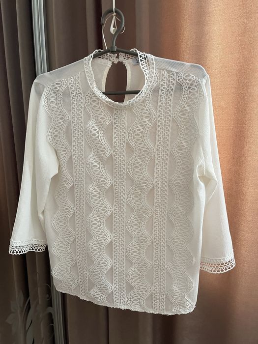 Жіноча біла блузка