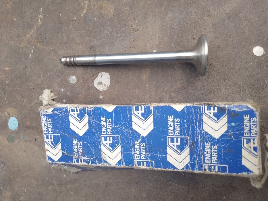 Клапан выпускной Форд-эскорт мотор  1,1 литра.