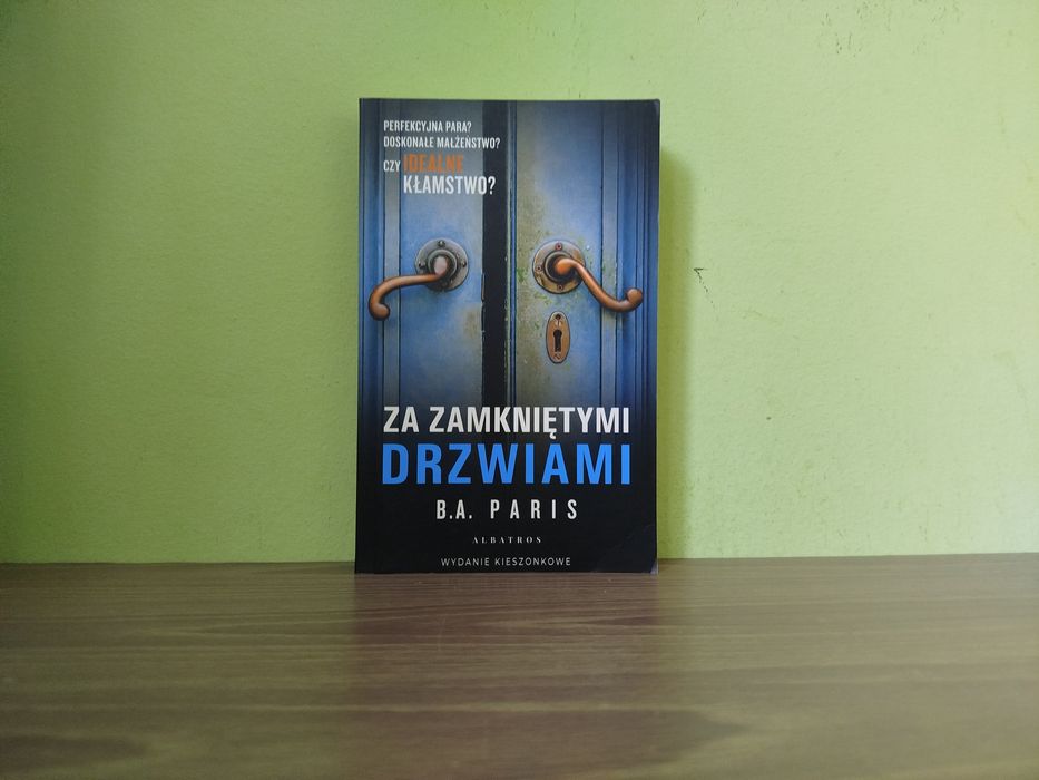 Za zamkniętymi drzwiami