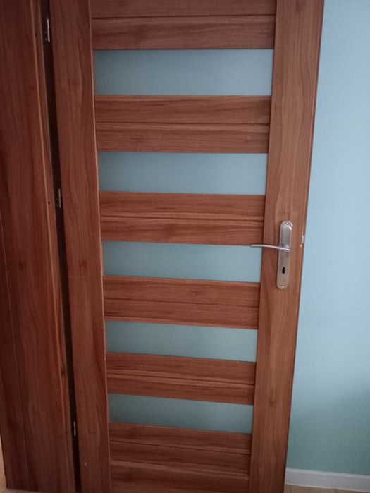 Drzwi 80 lewe i prawe z klamkami kolor orzech