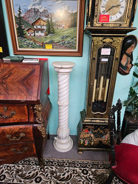 Coluna em pedra com iluminação - Bom estado geral