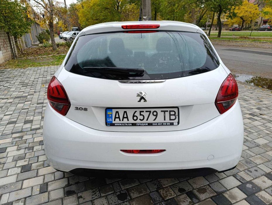 Peugeot 208 2017 року 1.2 л./бензин