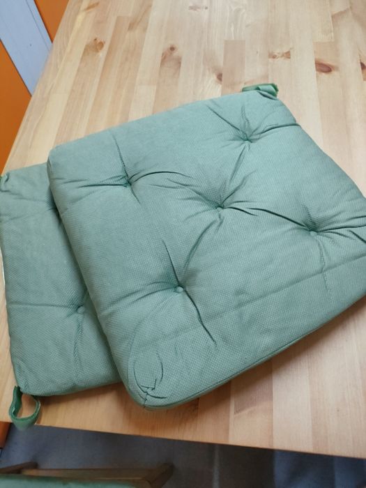 Vende-se Mesa e Cadeiras com pouco uso - Almofadas incluídas