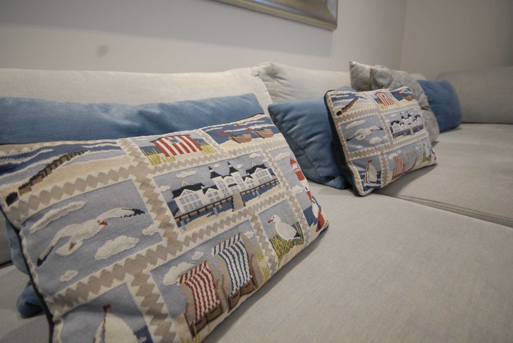 piękna, wygodna, duża narożna kanapa z pufą