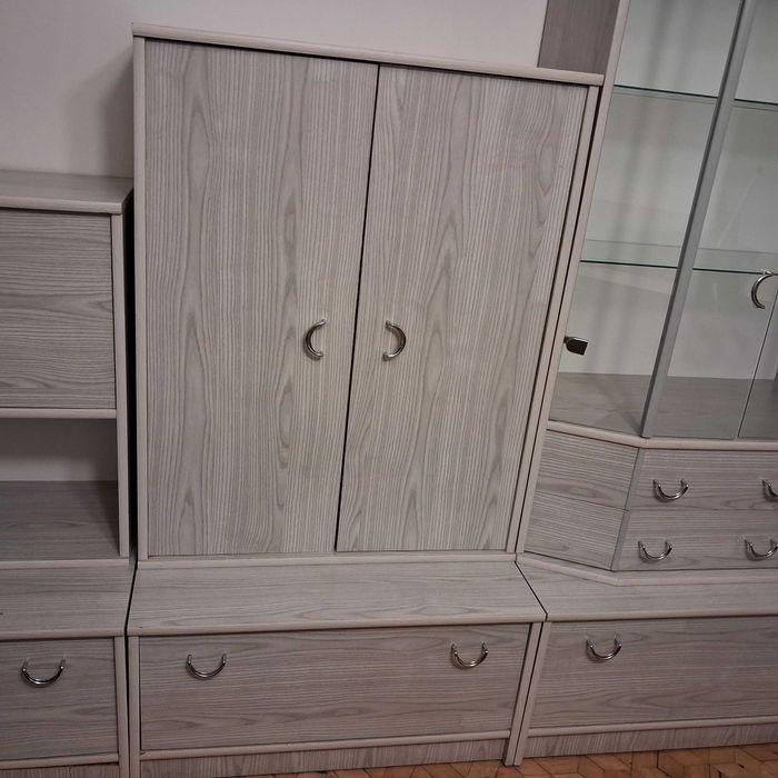 Regał szary , segment z witryną