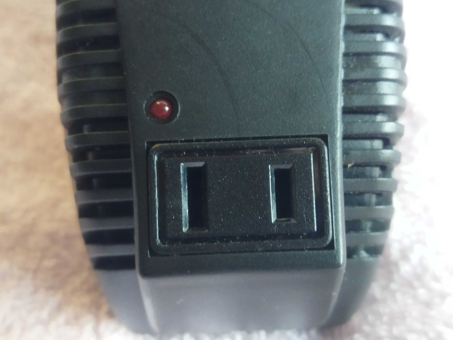 Понижающий преобразователь RadioShack 273-1426 от 220V до 110V 85W.