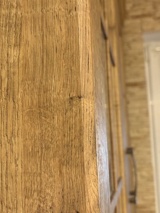 Wysoka witryna  z szufladami i dużo  półek