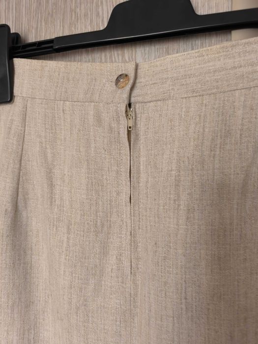 Jasnobeżowa spódnica przed kolano