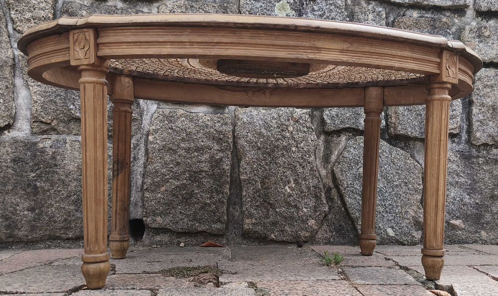 Mesa com tampo em palha muito antiga oval