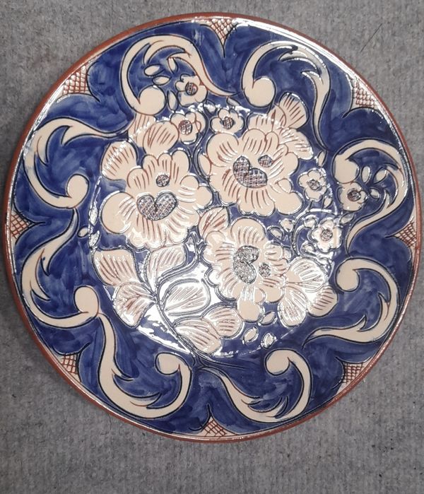 Pratos cerâmicos pintados à mão