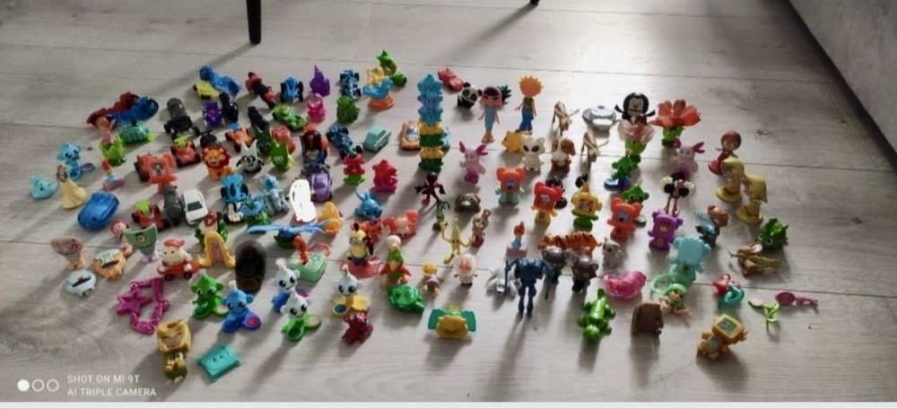 Іграшки Кіндер сюрприз, принцеси, хеллоу Кітті,  Маша та ведмідь,