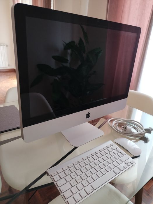 iMac Apple com teclado e rato
