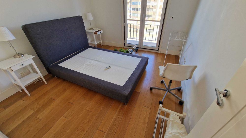 Cama casal estofada Dunvik 140 + colchão IKEA em óptimo estado