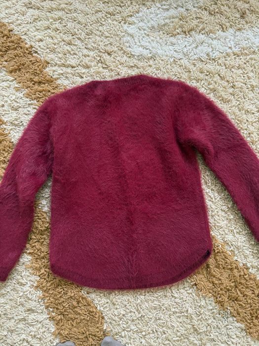 Пухнастий светр-травка кольору марсала/бордо з котиками з паєток