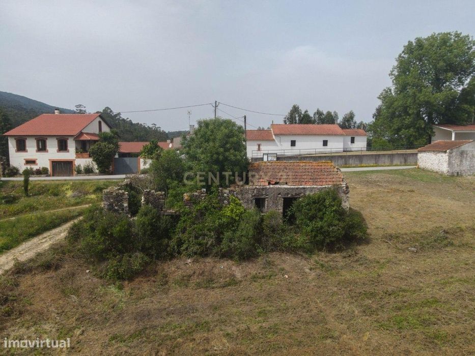 Plot of land with a water well and two small dilapidated buildings for redevelopment